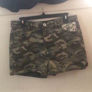 Highwaisted green camo shorts